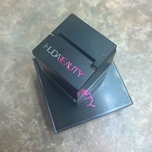 Huda Beauty Easy Bake Loose setting powder in Cherry blossom and banana bread